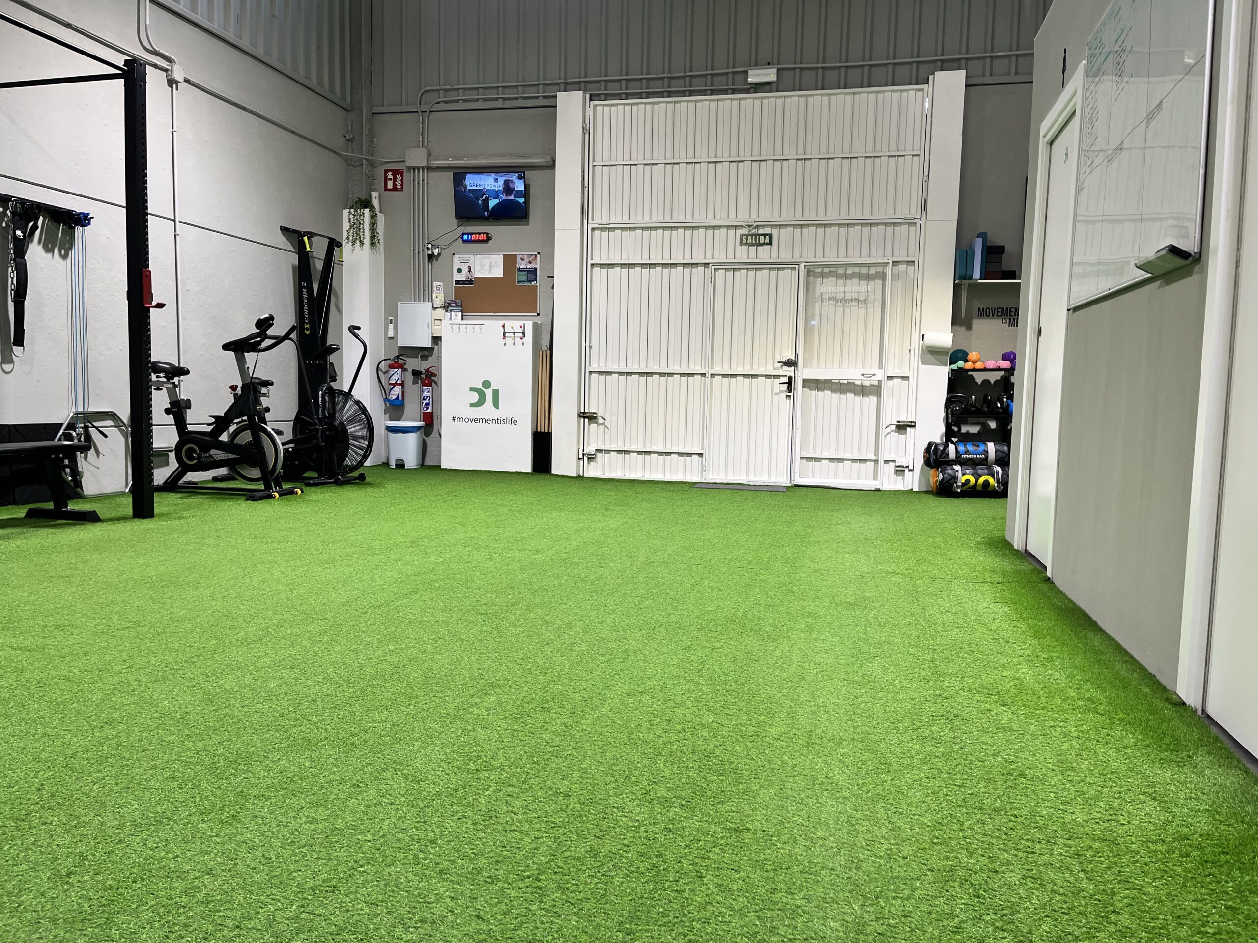 Fotografía de la puerta de acceso y zona principal del centro