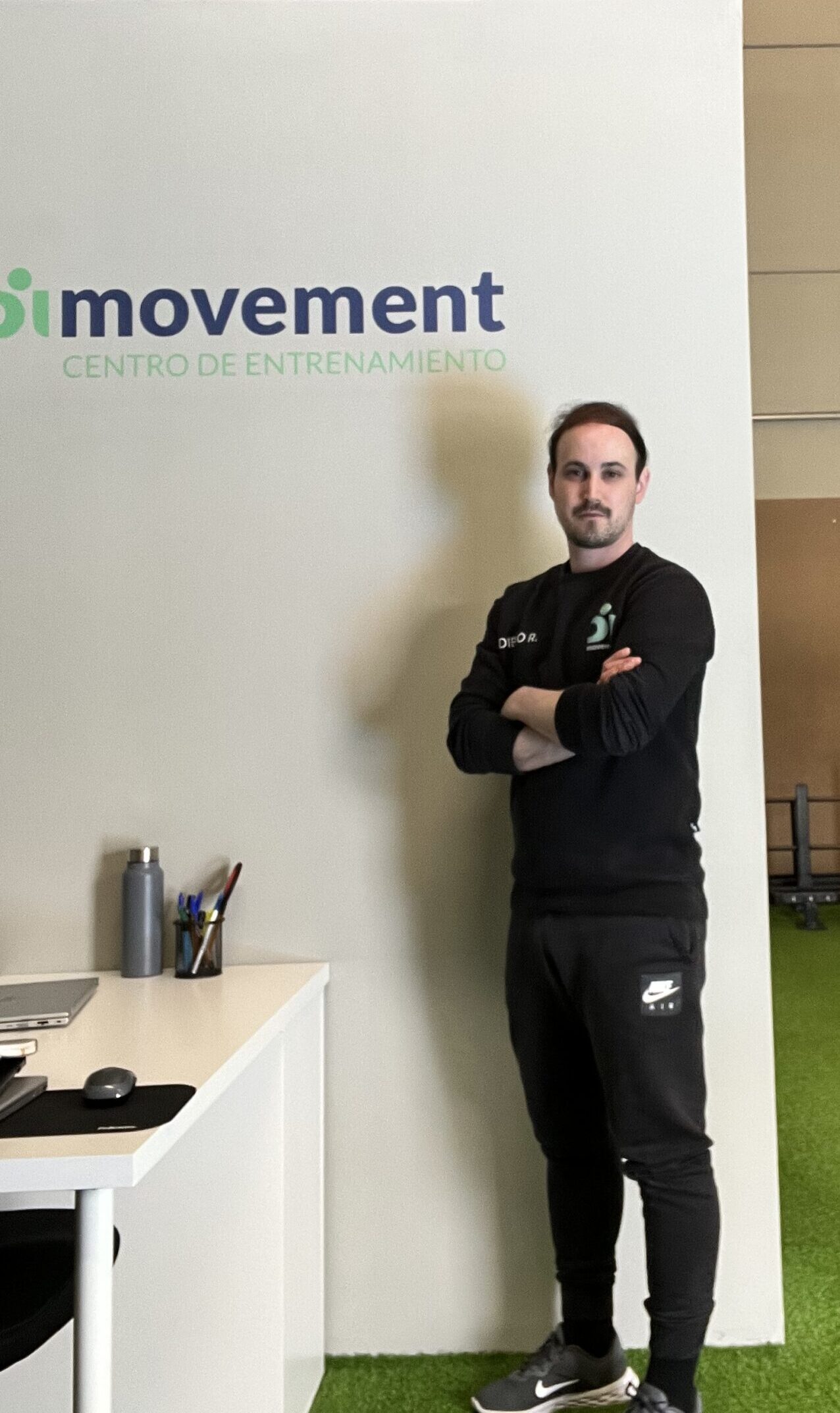 Fotografía profesional de Diego Ruiz, CEO del centro, con el logotipo del centro de fondo.