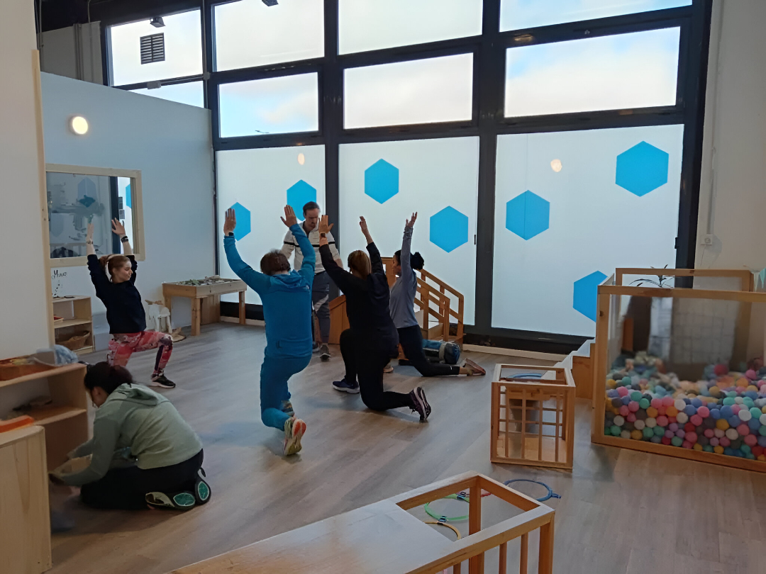 Grupo de personas adultas participando en un taller práctico de ejercicio físico en interiores.