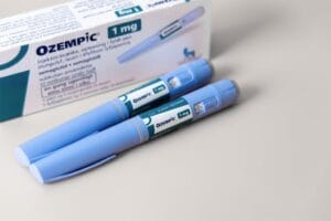 Caja del medicamento "ozempic" con dos dosis de muestra.