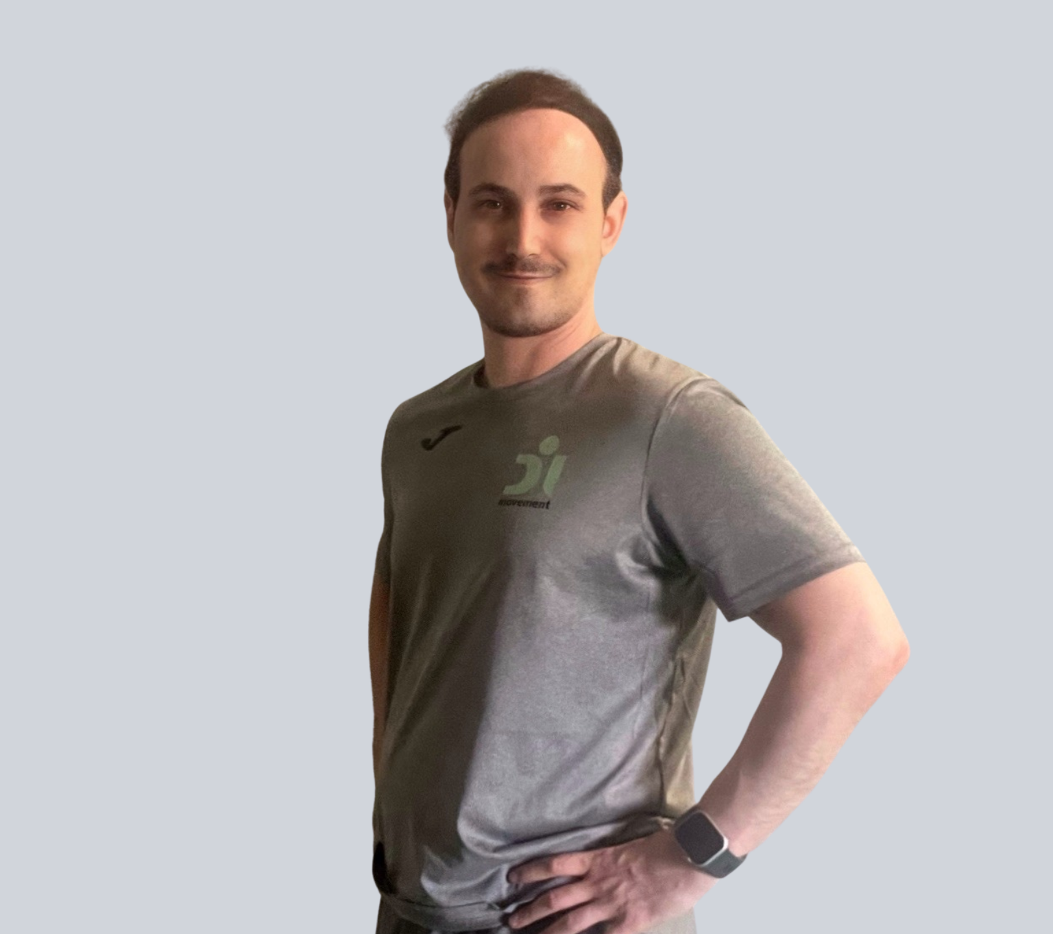 Fotografía del CEO Diego Ruiz con fondo gris claro.