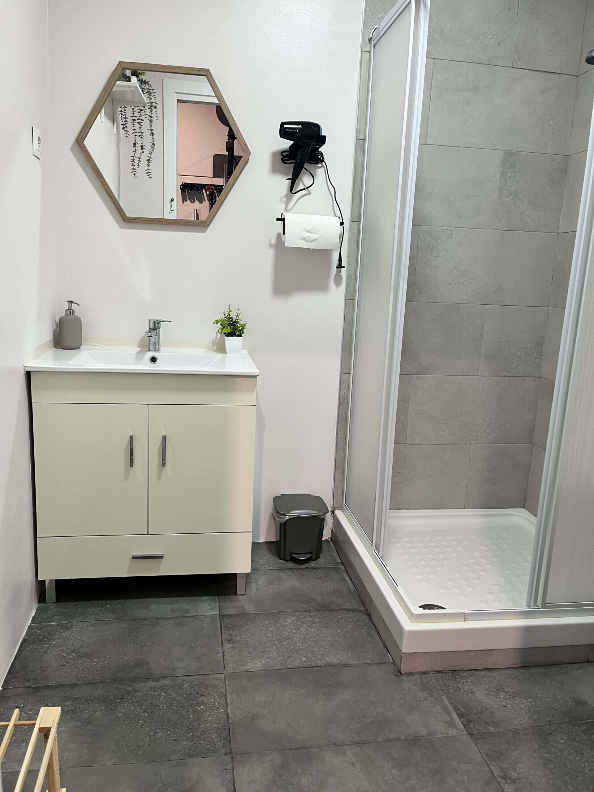 Vestuario limpio y moderno del centro de entrenamiento, con lockers y bancos para los usuarios.