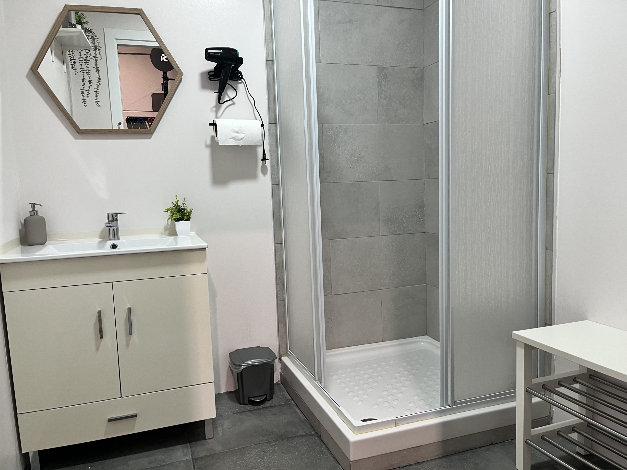 Vestuario limpio y moderno del centro de entrenamiento, con lockers y bancos para los usuarios.