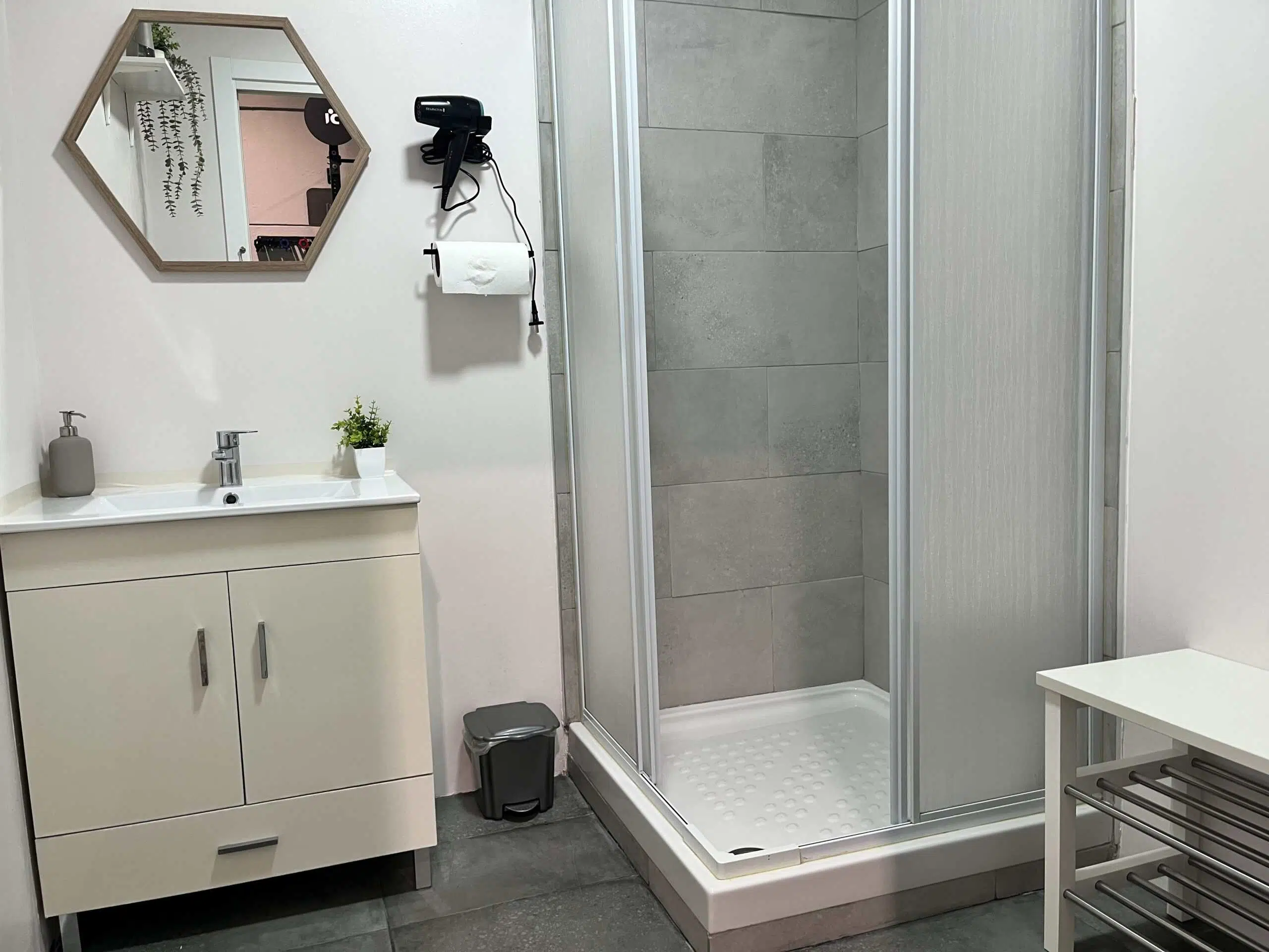 Vestuario limpio y moderno del centro de entrenamiento, con lockers y bancos para los usuarios.