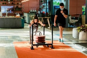 Entrenar fuerza ya no es solo levantar peso: la nueva forma de cuidar tu salud